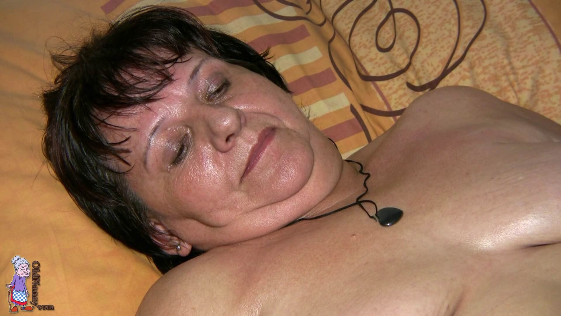 BLONDE MATURE HELPS GRANNY TO MASTURBATE 0109