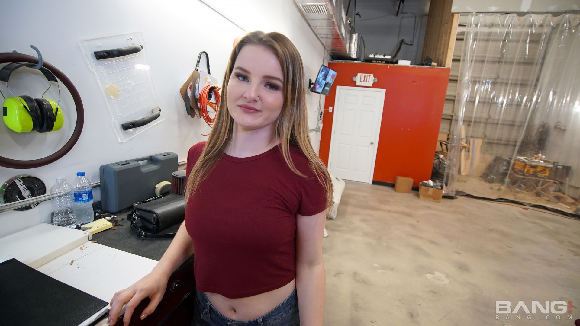 Eliza Eves Owes Too Much For The Bill But Fucks The Mechanic Good Instead