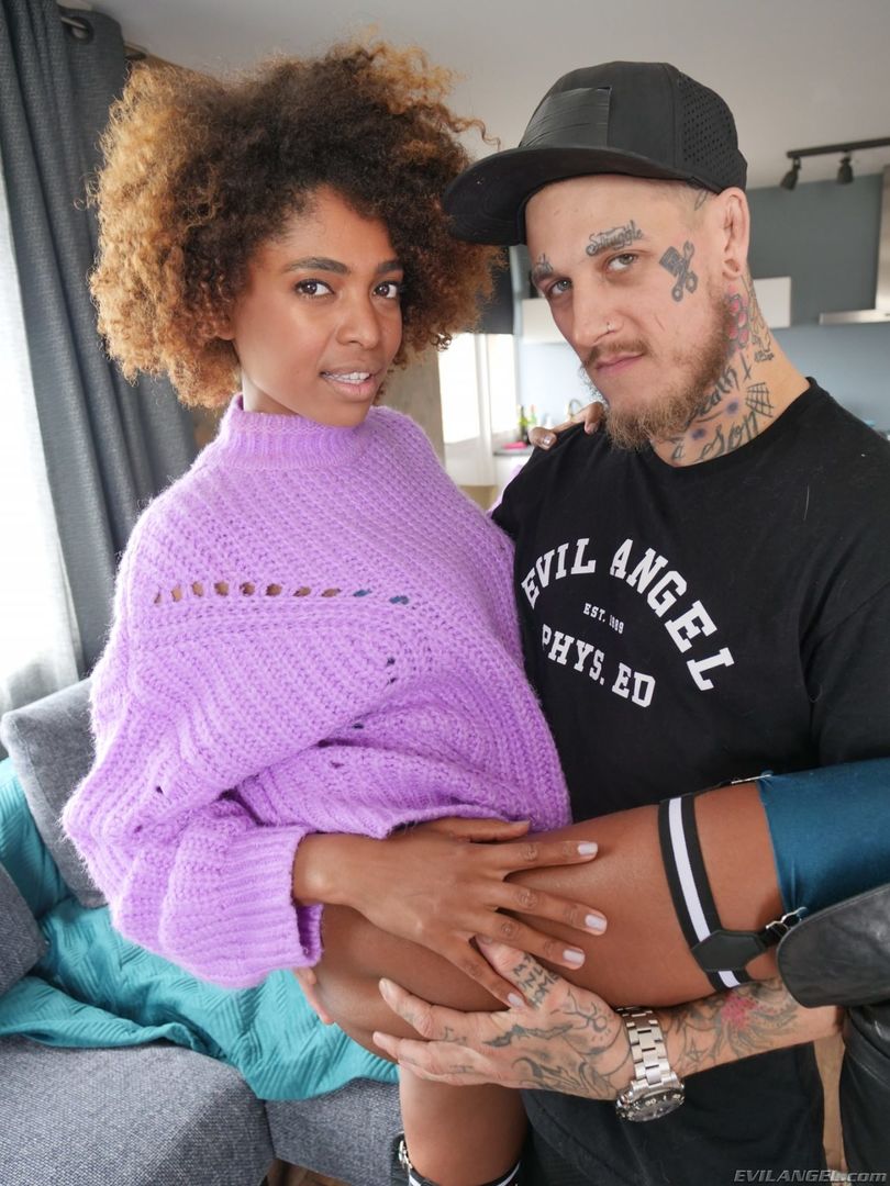 Luna Corazon: Interracial Anal Gaping