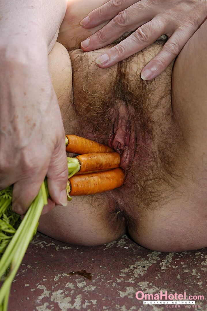 OUTSIDE TRYOUT OF VEGETABLE IN HER PUSSY