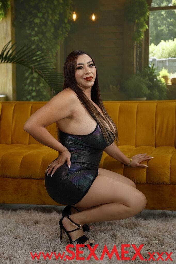 THE BUSTY MILF AND THE WAITERS . Kari Cachonda
