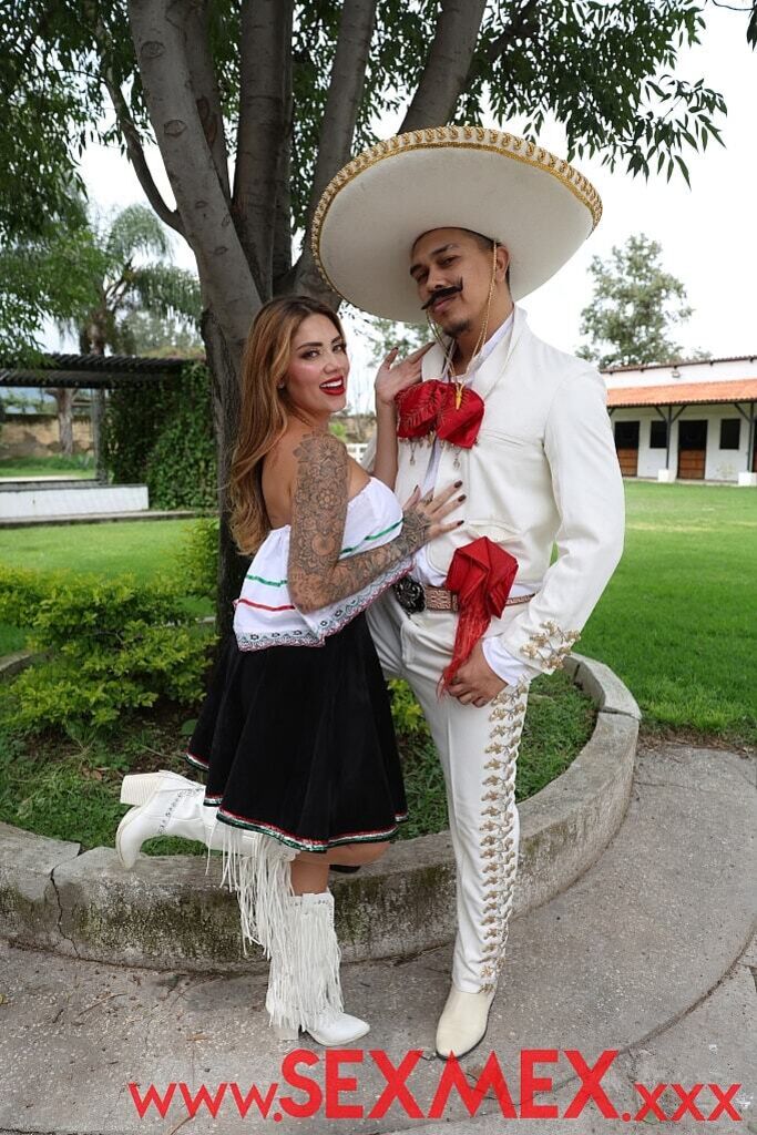 THE RETURN OF CHARRO VERGARA 1 . Sara Blonde