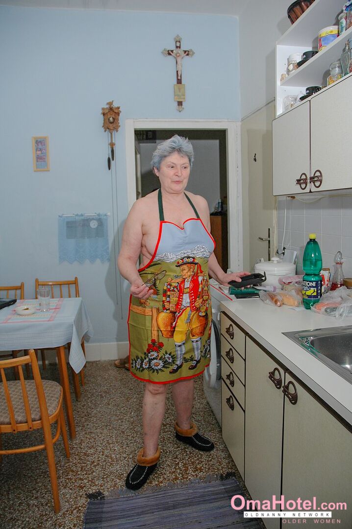 GORGEOUS GRANDMA GETS NAUGHTY DURING HOUSEWORK