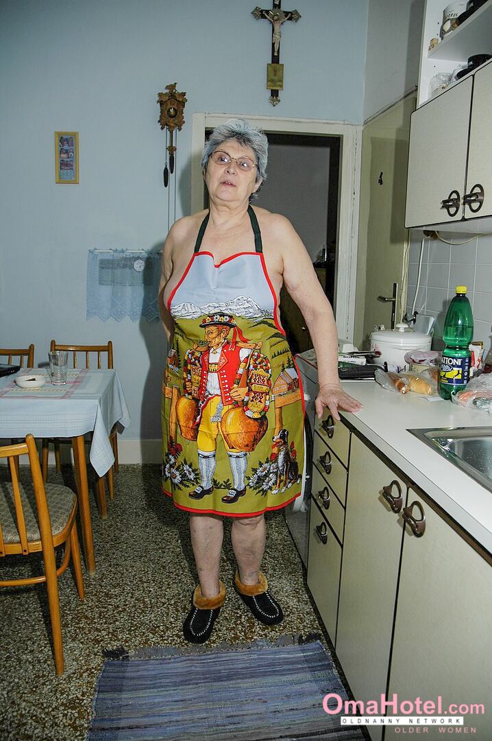 GORGEOUS GRANDMA GETS NAUGHTY DURING HOUSEWORK