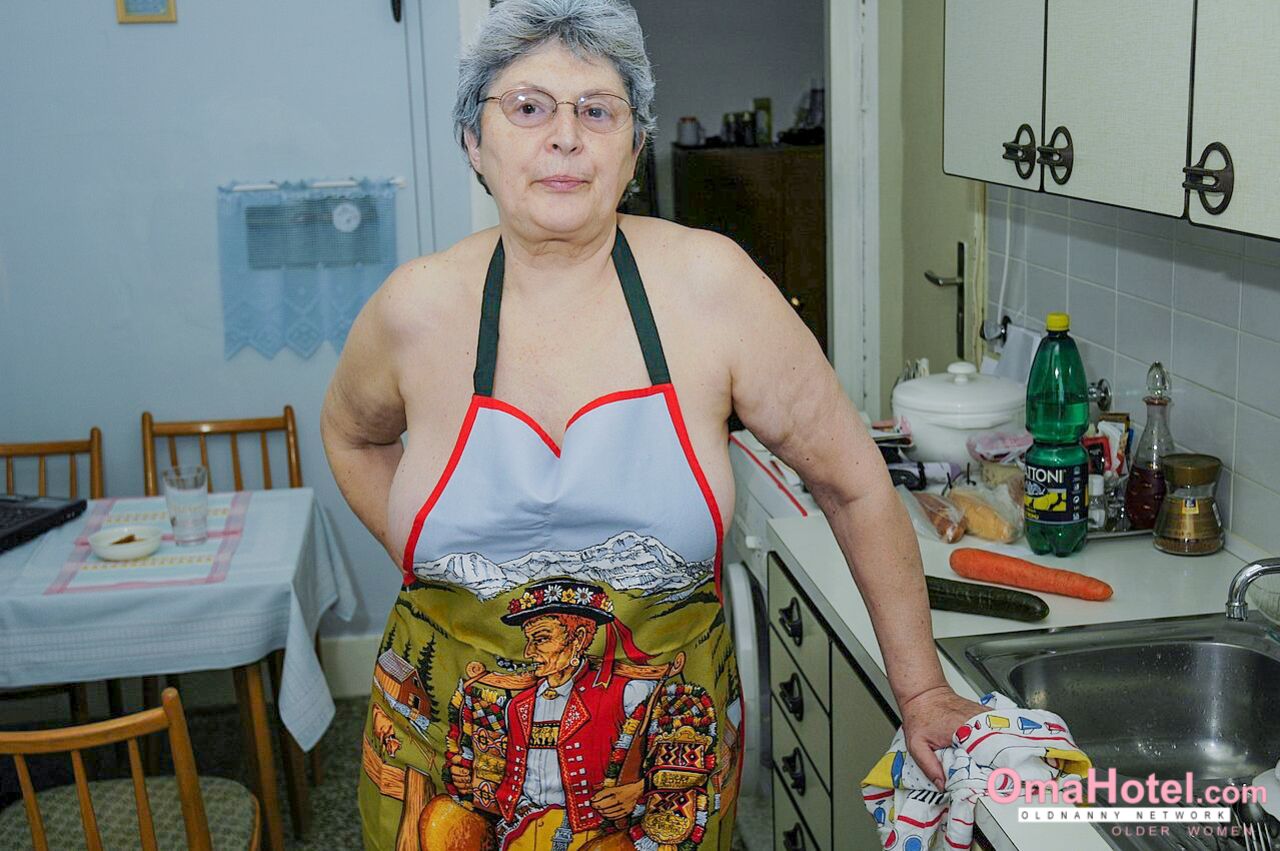 GORGEOUS GRANDMA GETS NAUGHTY DURING HOUSEWORK