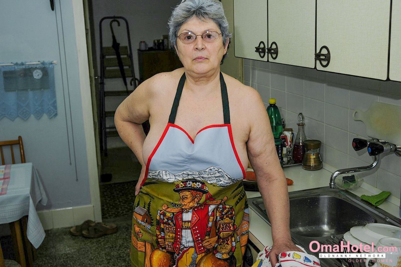 GORGEOUS GRANDMA GETS NAUGHTY DURING HOUSEWORK