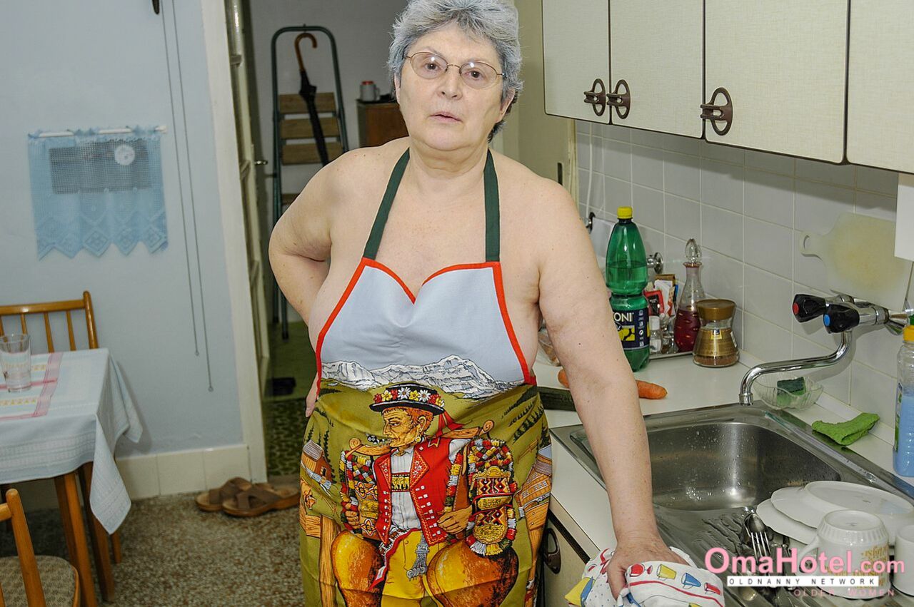 GORGEOUS GRANDMA GETS NAUGHTY DURING HOUSEWORK