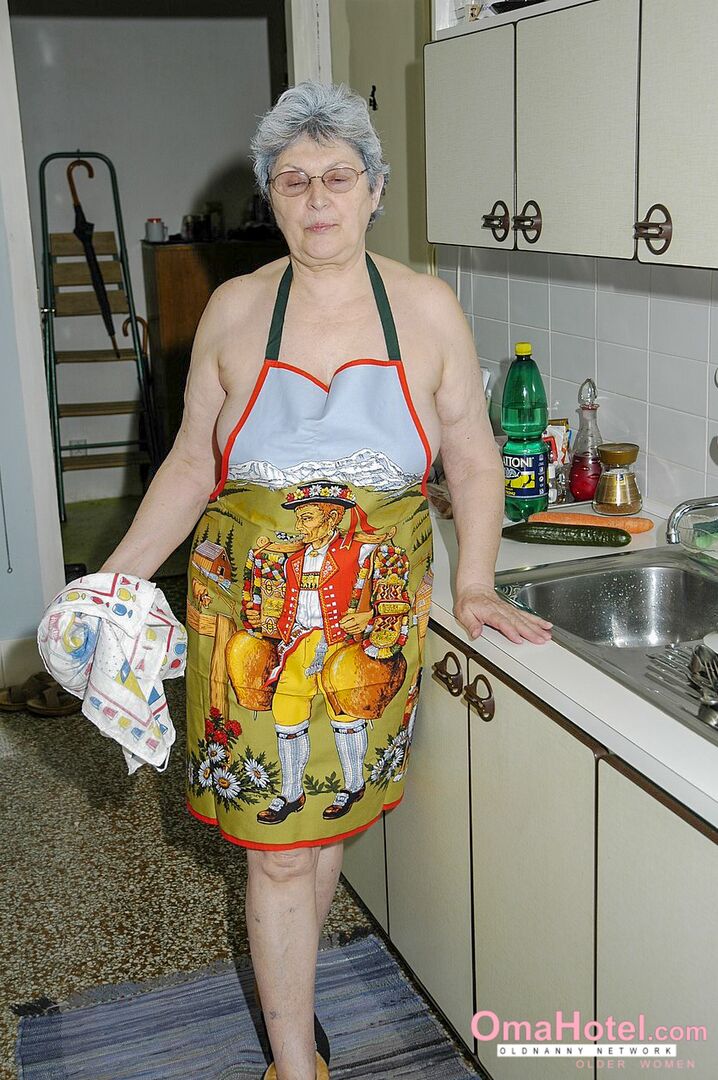 GORGEOUS GRANDMA GETS NAUGHTY DURING HOUSEWORK