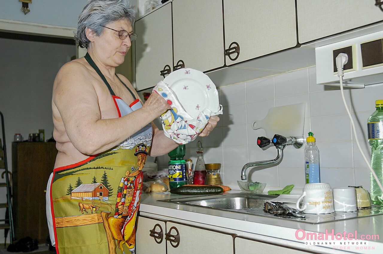 GORGEOUS GRANDMA GETS NAUGHTY DURING HOUSEWORK