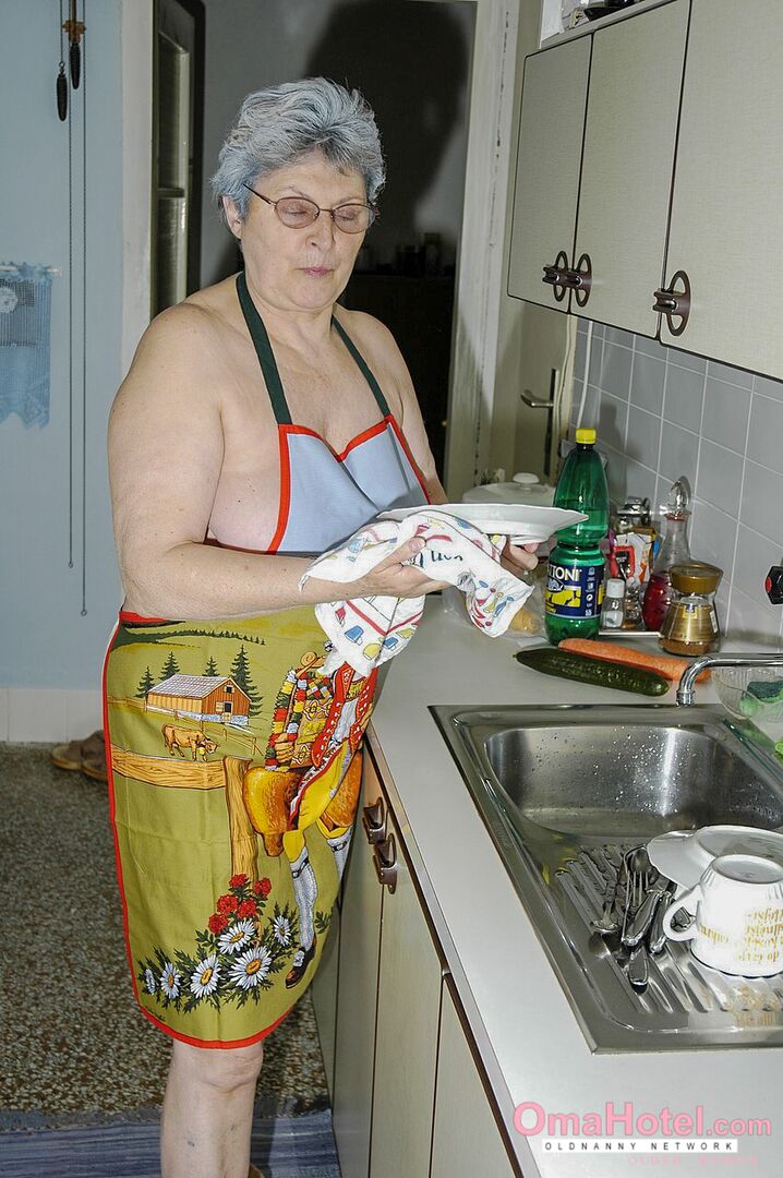 GORGEOUS GRANDMA GETS NAUGHTY DURING HOUSEWORK