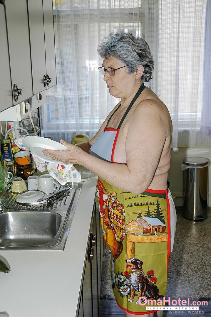 GORGEOUS GRANDMA GETS NAUGHTY DURING HOUSEWORK