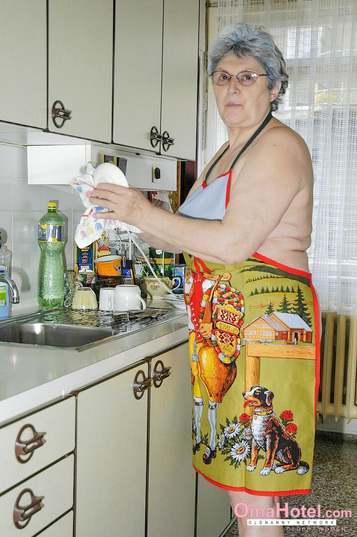 GORGEOUS GRANDMA GETS NAUGHTY DURING HOUSEWORK