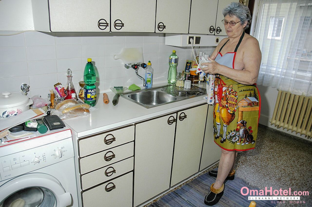 GORGEOUS GRANDMA GETS NAUGHTY DURING HOUSEWORK