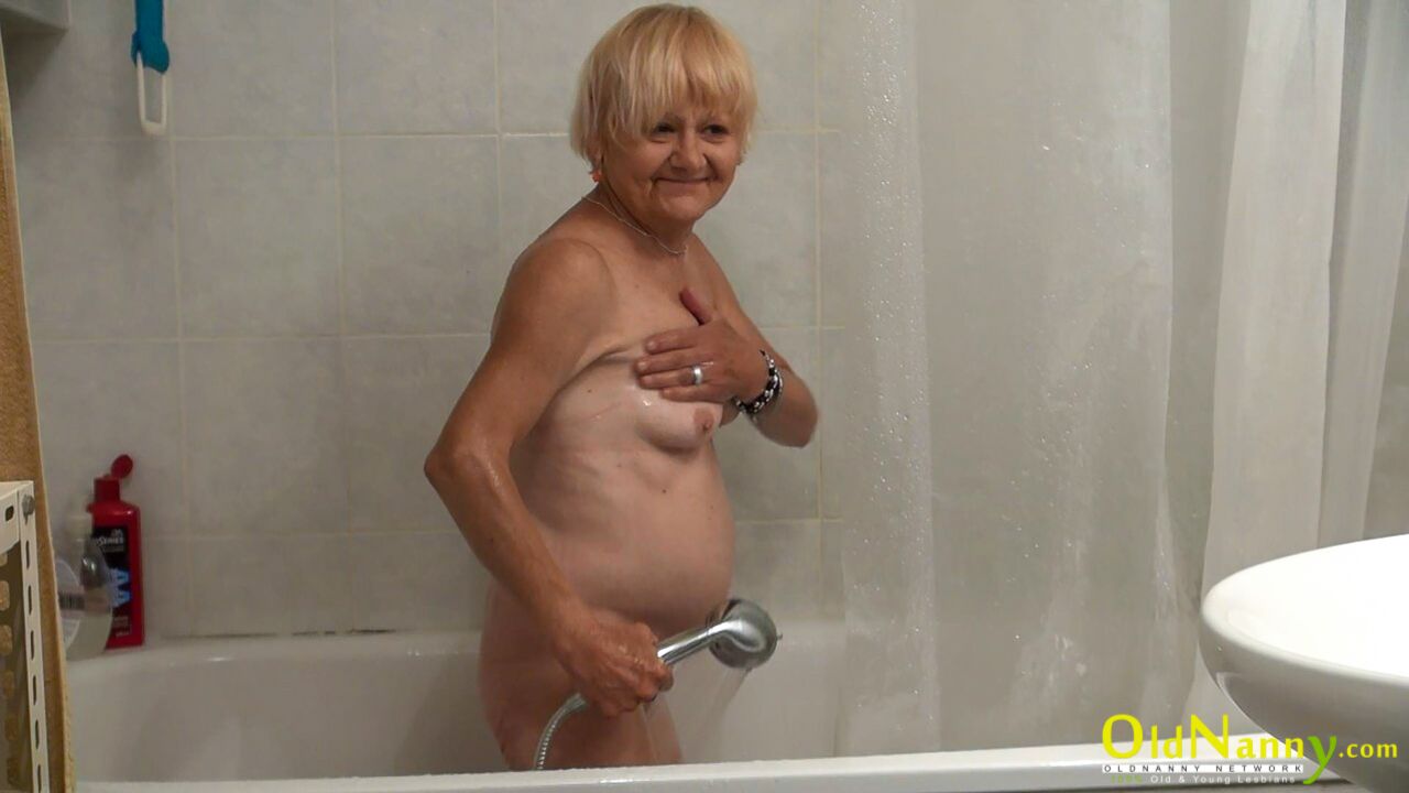 BLONDE OLDIE GETS HER PUSSY WET IN SHOWER