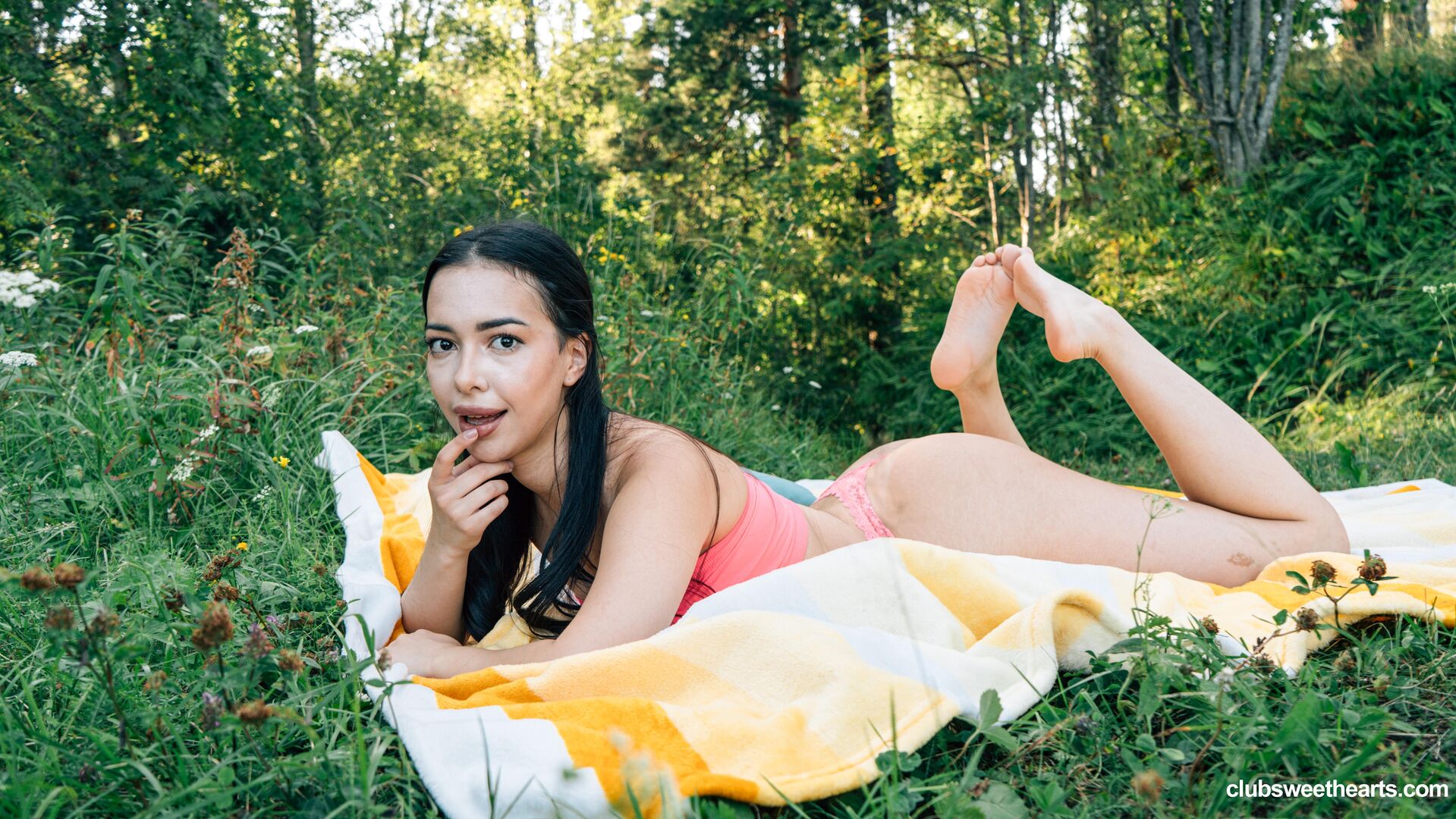 Sweet Siolo plays in her pink bikini