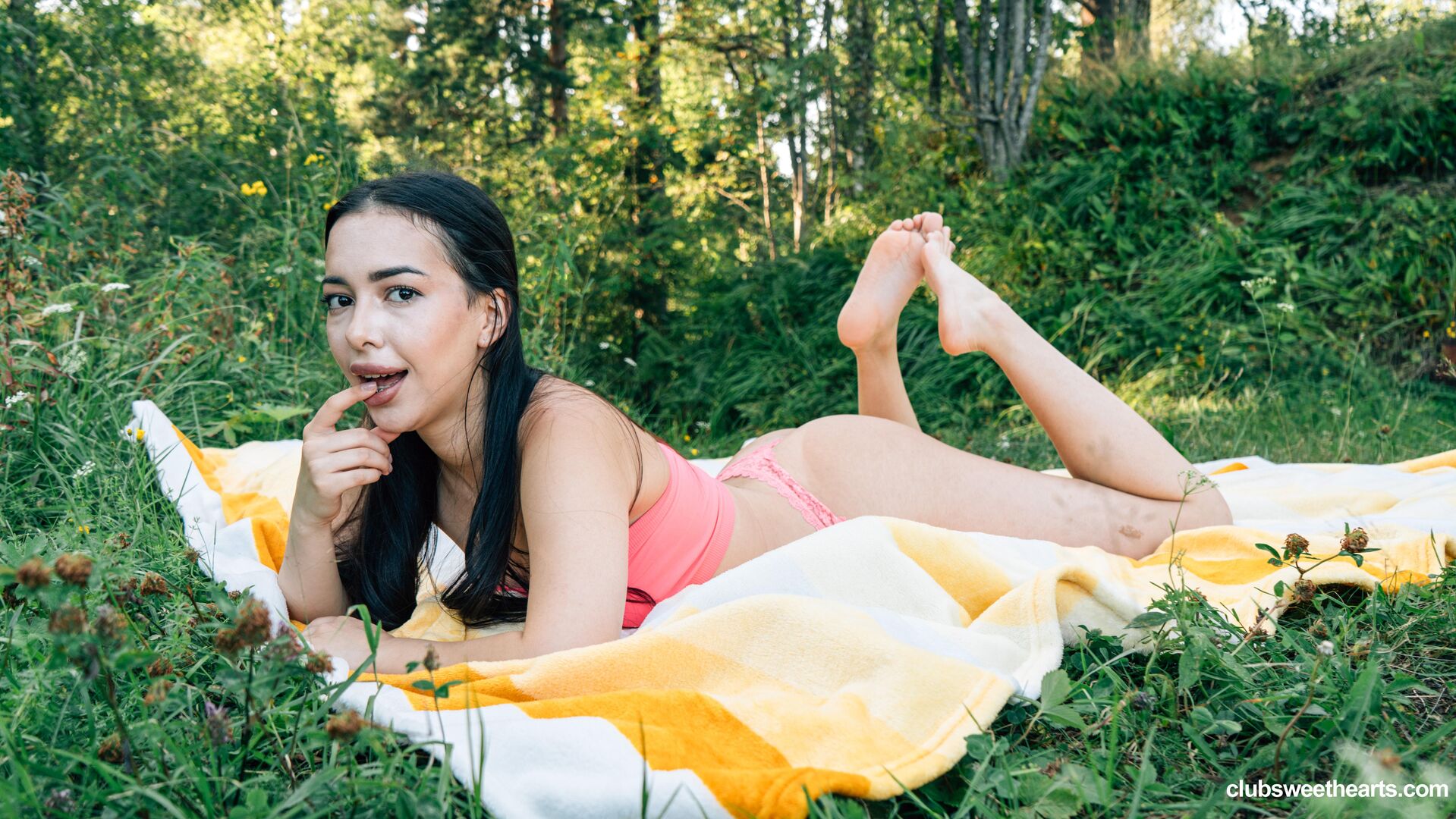 Sweet Siolo plays in her pink bikini