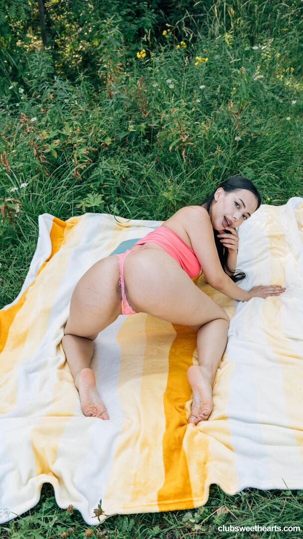 Sweet Siolo plays in her pink bikini