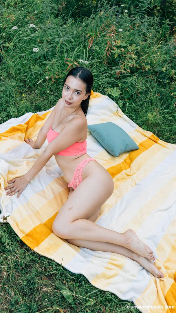 Sweet Siolo plays in her pink bikini