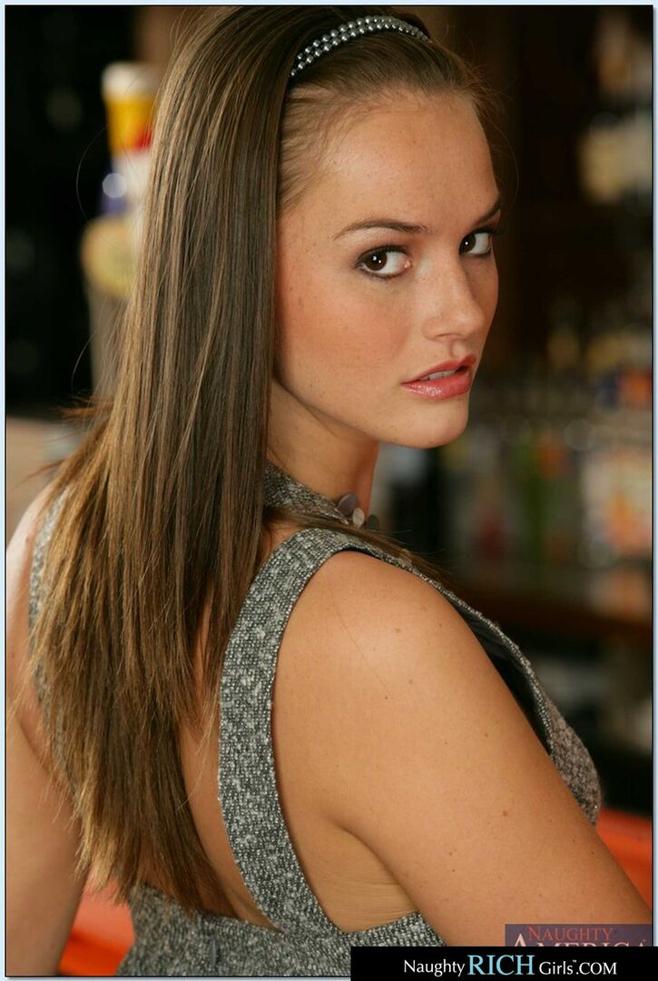 Sexy Gracie Glam and Tori Black have some fun with the bartender