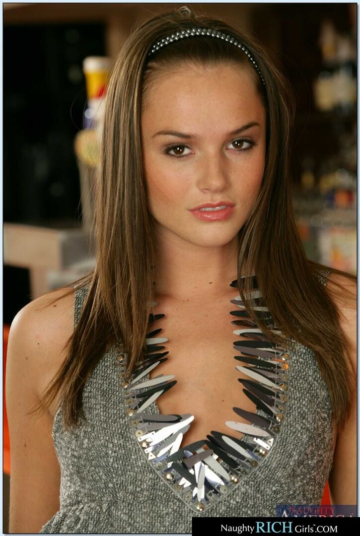 Sexy Gracie Glam and Tori Black have some fun with the bartender