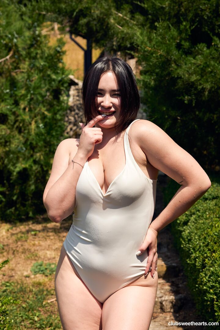 Find me at the pool with Amelia Ost