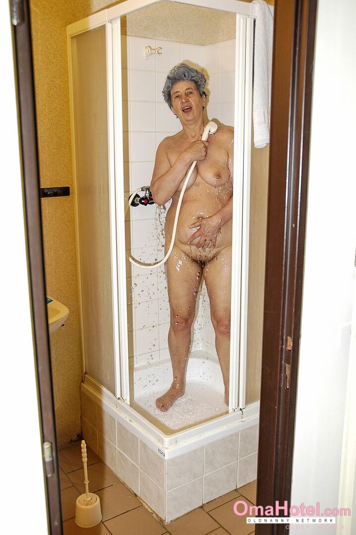 NASTY ROSA GETTING HORNY IN SHOWER