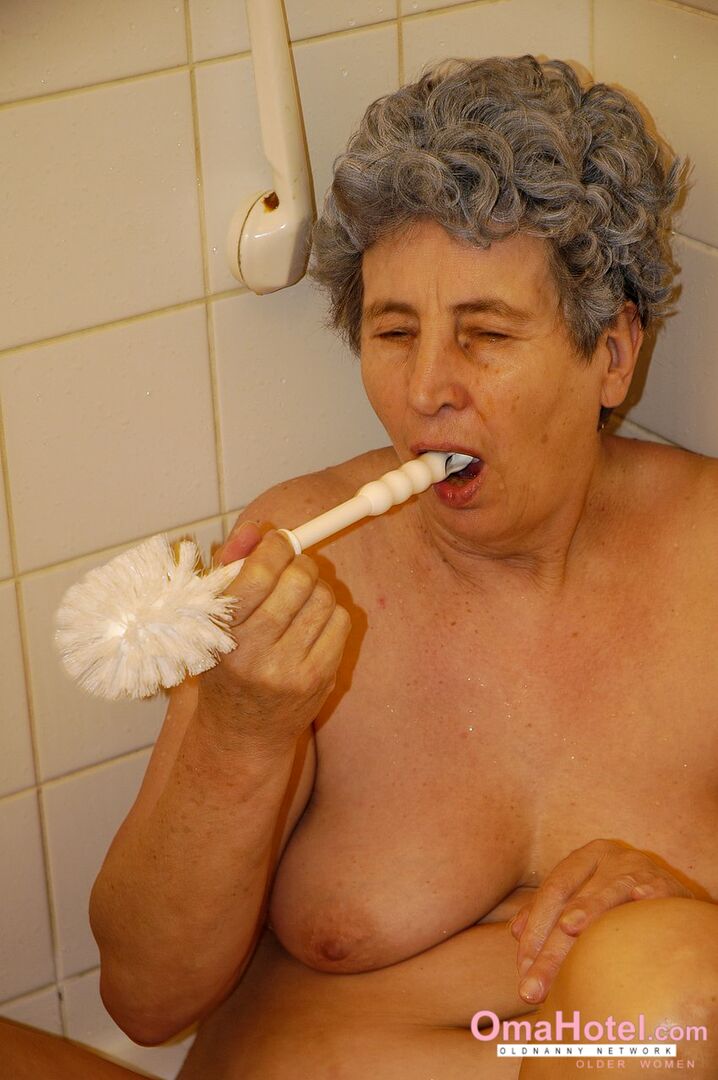 NASTY ROSA GETTING HORNY IN SHOWER