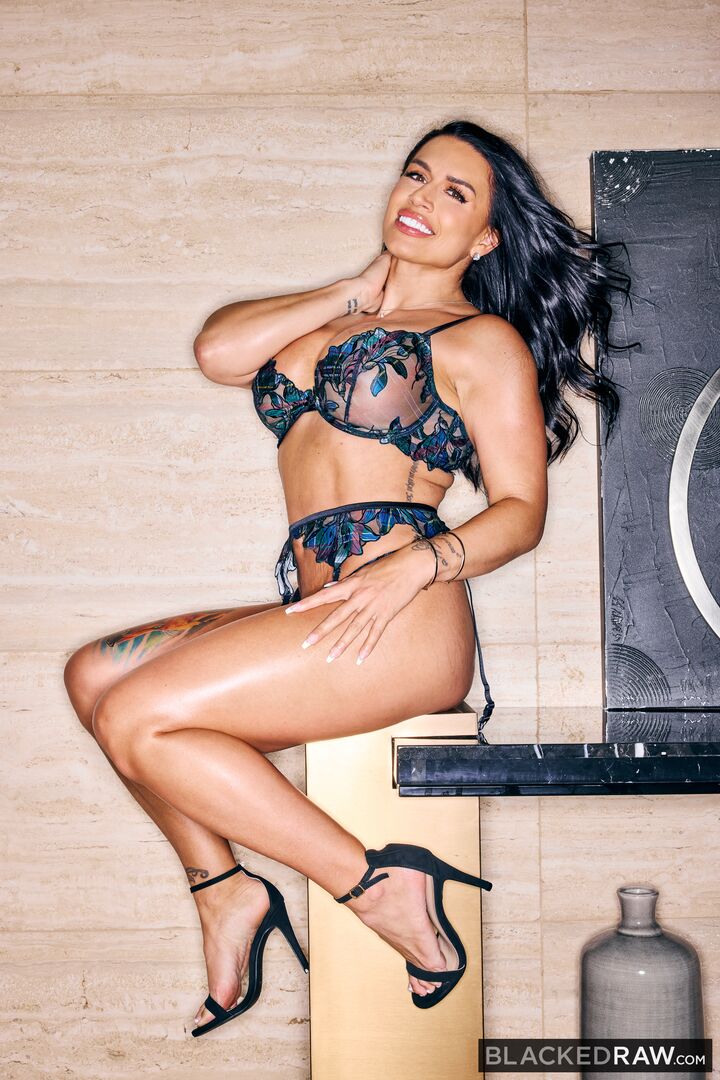 BBC-Obsessed MILF Eva Gets Double-Teamed