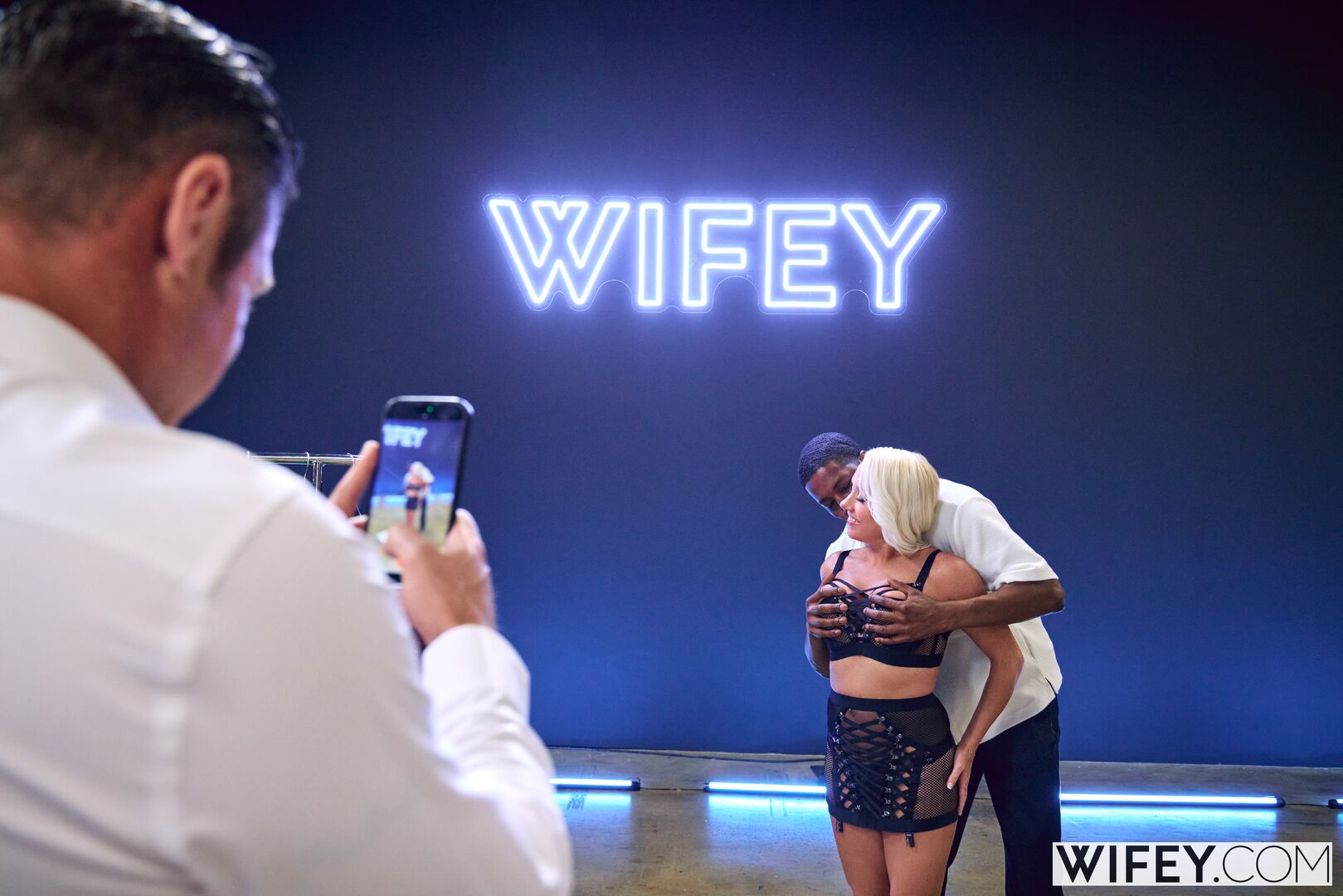 Taylor And Bill - Married MILF Has BBC Hotwife Experience