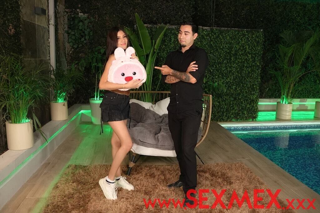 18-YEAR-OLD BABE AND THE HORNY SLY GUY . DANA VALLEJO + CABEZÓN PALMAS