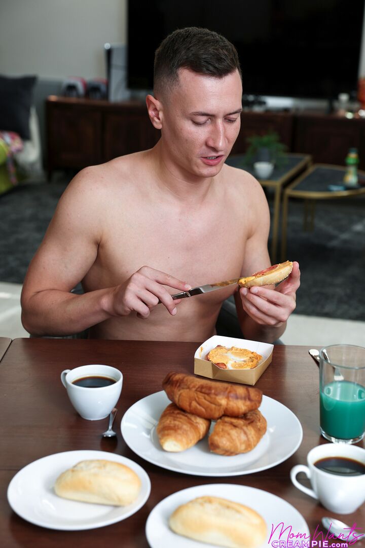 Stepmoms Morning Creampie - S7:E9