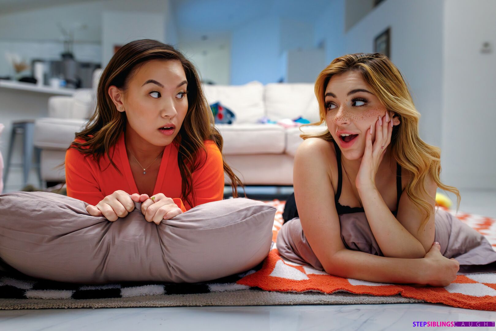 Stepsisters Scary Halloween Sleepover - S30:E5