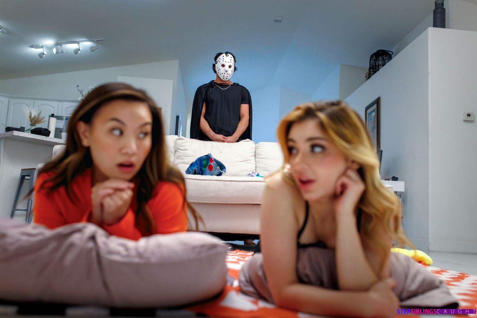 Stepsisters Scary Halloween Sleepover - S30:E5