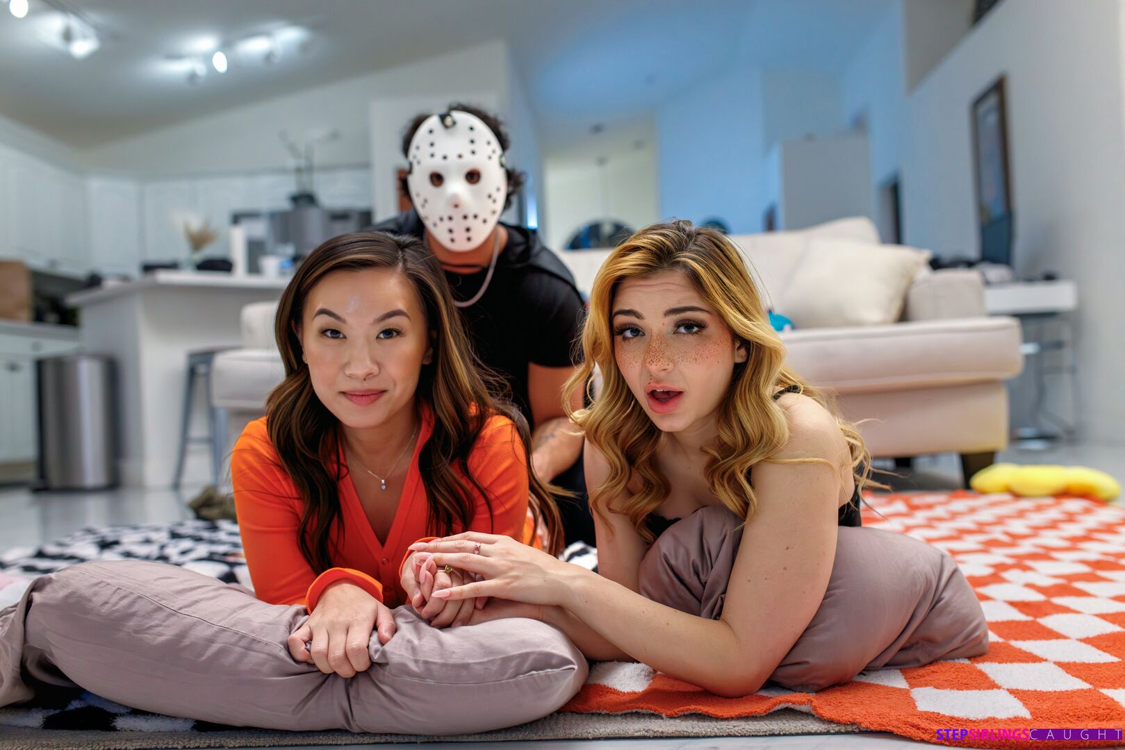Stepsisters Scary Halloween Sleepover - S30:E5