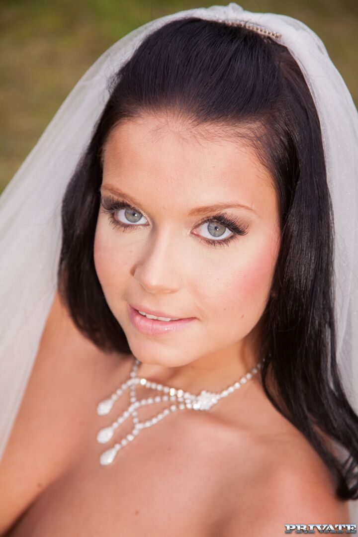 Victoria Blaze In Here Cums The Bride