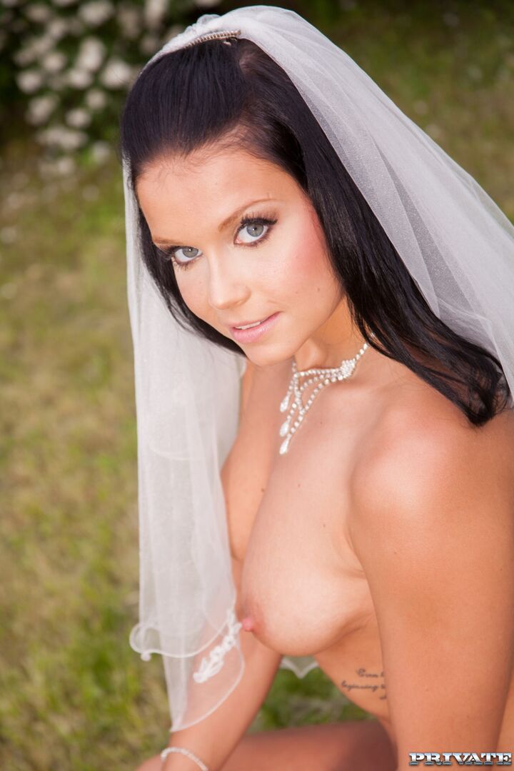 Victoria Blaze In Here Cums The Bride