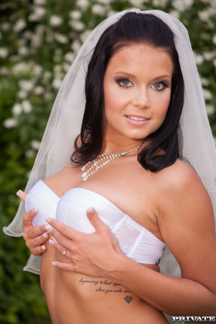 Victoria Blaze In Here Cums The Bride