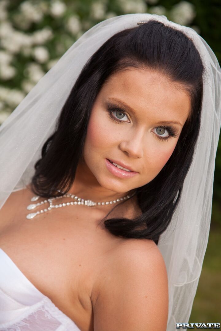 Victoria Blaze In Here Cums The Bride