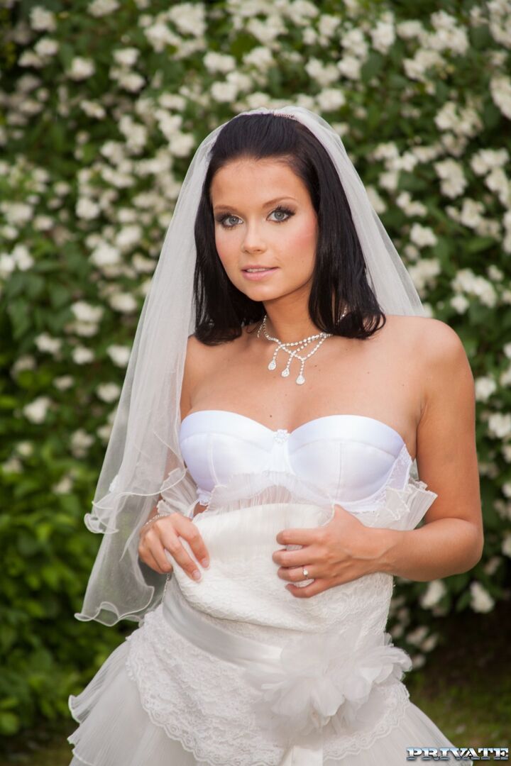 Victoria Blaze In Here Cums The Bride