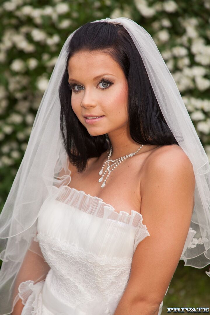Victoria Blaze In Here Cums The Bride