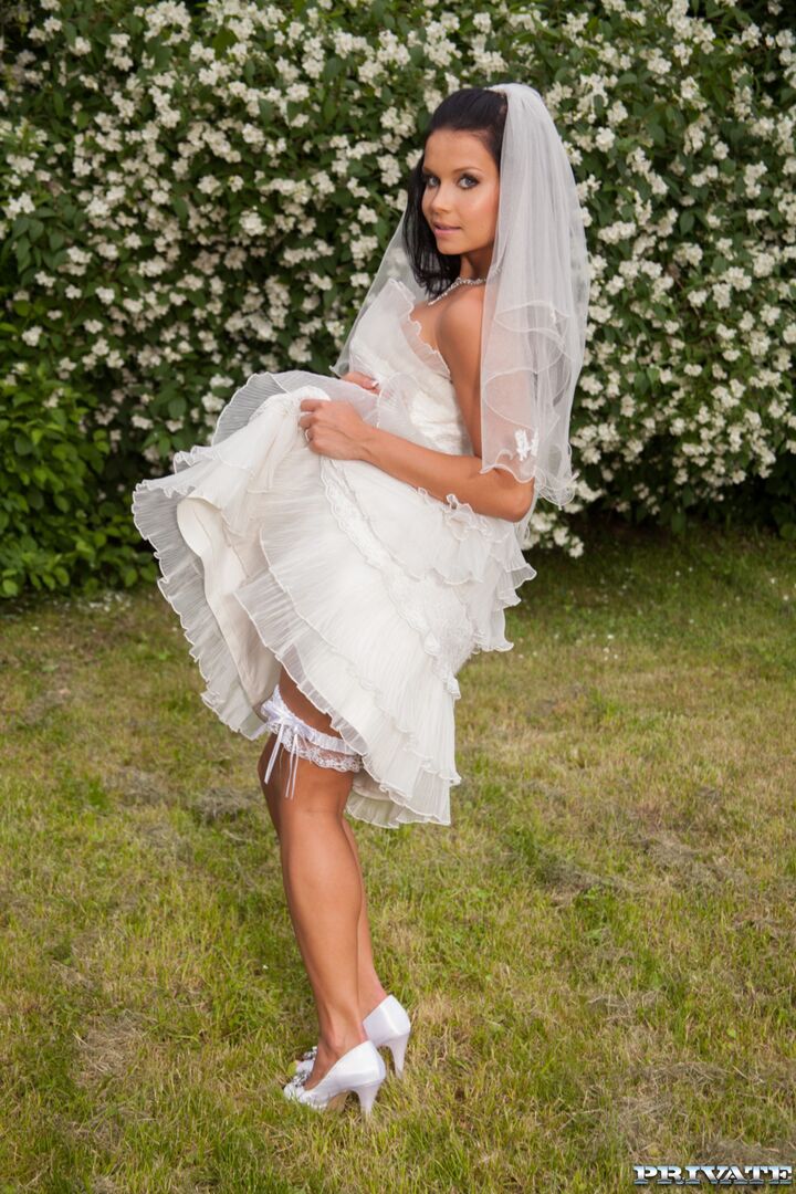 Victoria Blaze In Here Cums The Bride
