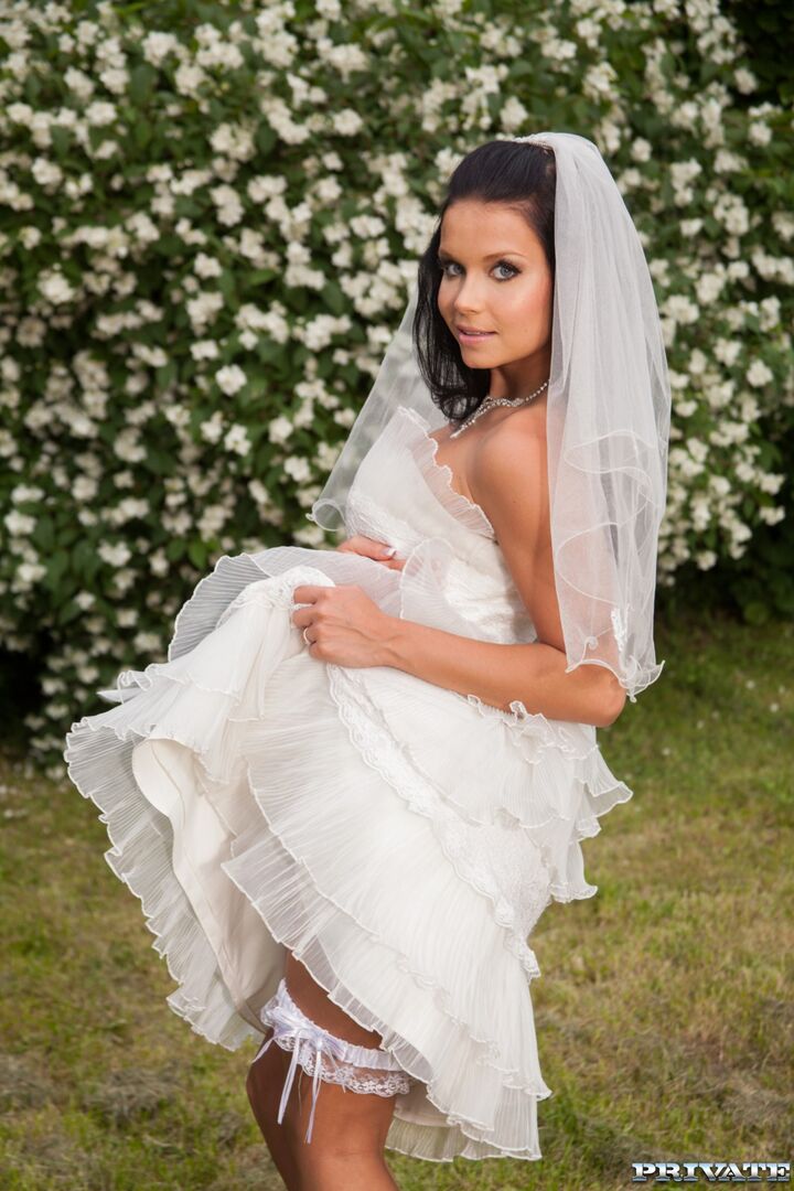 Victoria Blaze In Here Cums The Bride