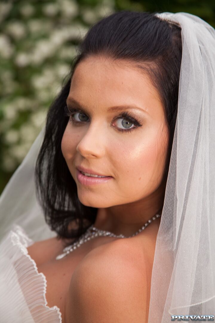 Victoria Blaze In Here Cums The Bride