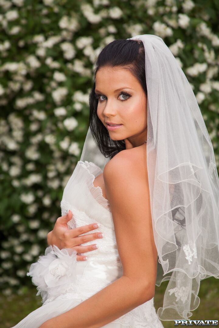 Victoria Blaze In Here Cums The Bride