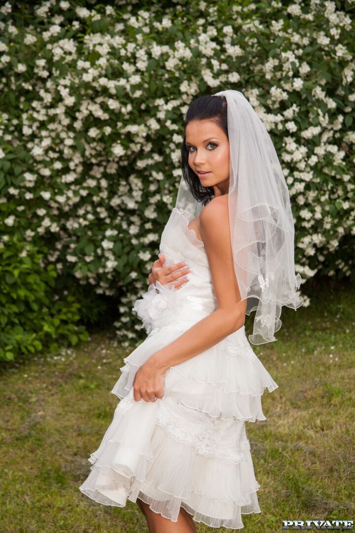 Victoria Blaze In Here Cums The Bride
