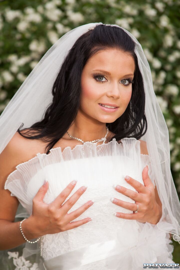 Victoria Blaze In Here Cums The Bride