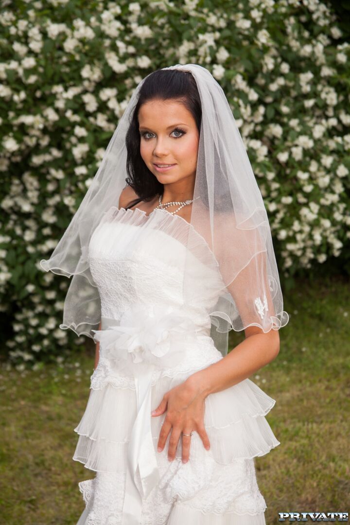 Victoria Blaze In Here Cums The Bride