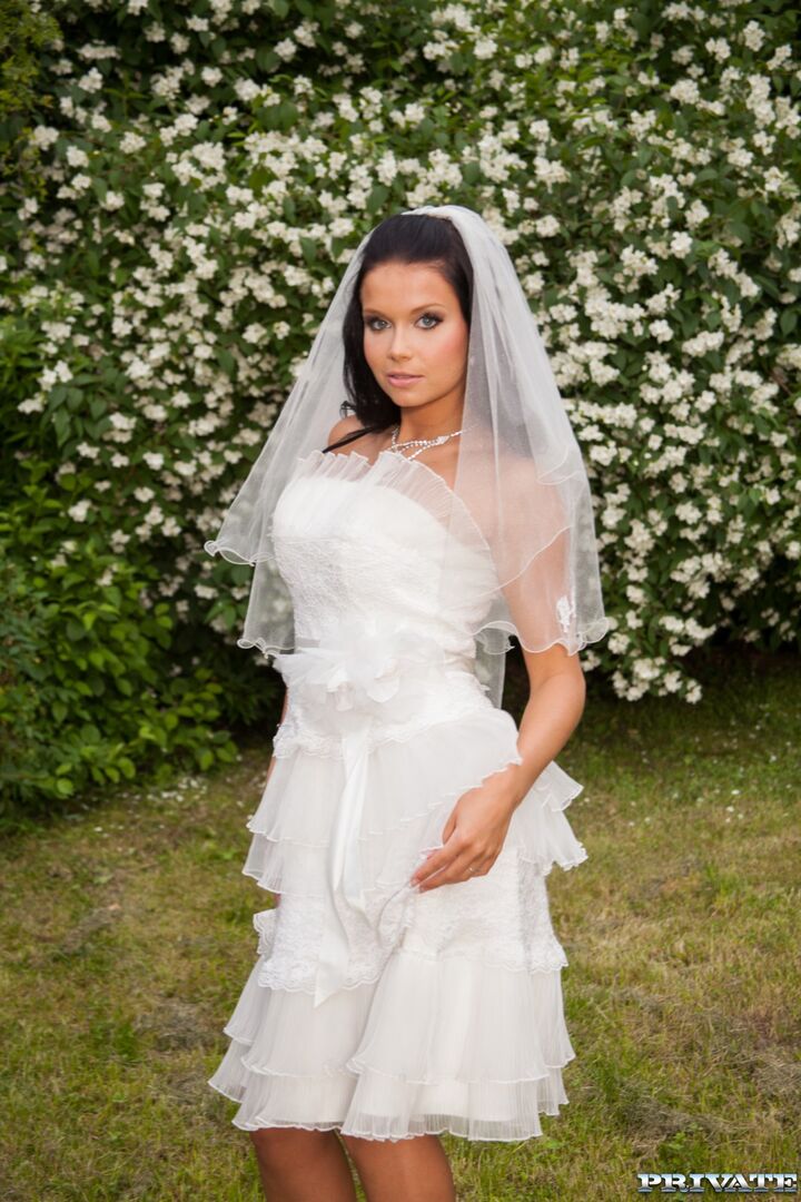 Victoria Blaze In Here Cums The Bride