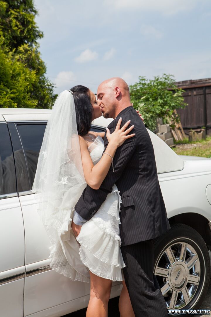 Victoria Blaze In Here Cums The Bride