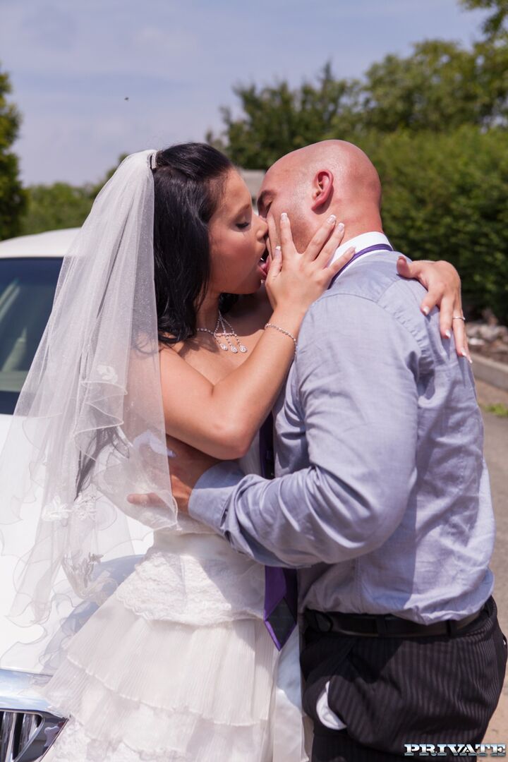 Victoria Blaze In Here Cums The Bride